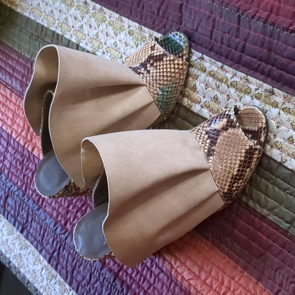 LA FEMME ROJE* Kavir-e Mule Heeled Sandals cruelty free, non leather materials - Picture 7 of 14